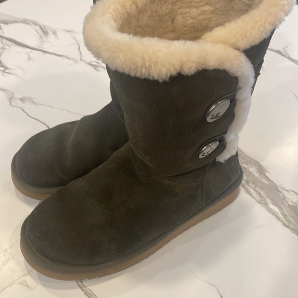 Ugg Koolaburra Boot, Size 7, Olive Green, 2 button closure, Winter boot, warm - Picture 14 of 14
